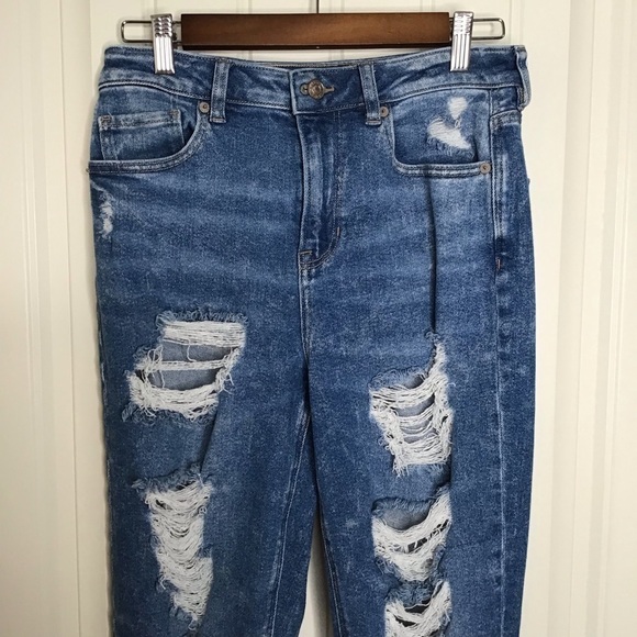 American Eagle Ripped Mom Jeans Size 4. - Picture 3 of 10
